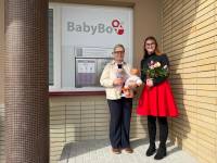 Zleva �editelka Nemocnice Da�ice Marta Krechlerov� a Karol�na Nov�kov�, dcera Vojt�cha Nov�ka