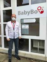 Michal arva, editel Nemocnice Prachatice ''slavnostn otevel babybox''. Byl ptomen sm s fotografem